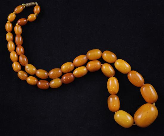 A single strand graduated amber bead necklace, 21.5in.